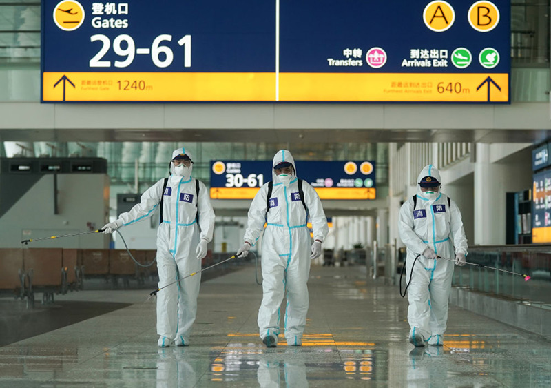 2020年4月3日,消防隊員在航站樓進行消殺作業(yè)。