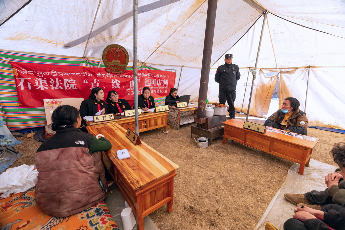 “正義雪蓮”女子審判團隊成員乘車來到距離石渠縣城70公里的呷依鄉，在一頂帳篷布置成的“帳篷法庭”里，通過巡回審判開庭審理一起離婚案（1月10日攝）。新華社記者 沈伯韓 攝