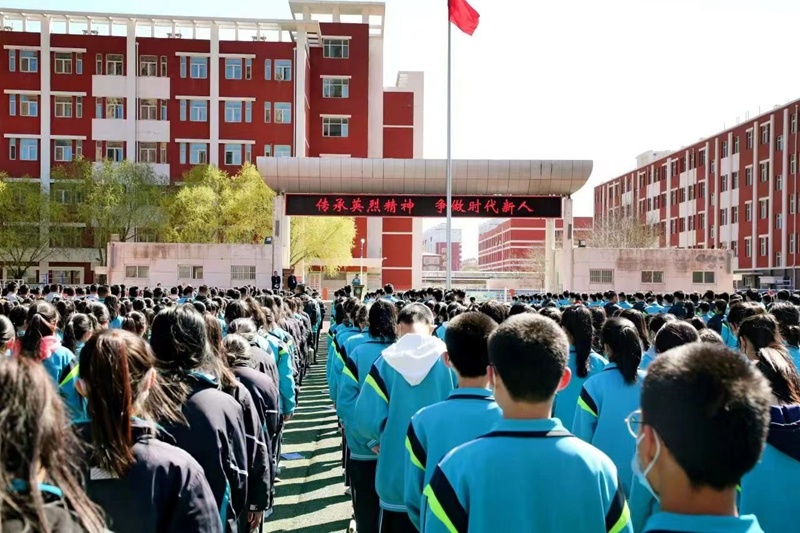 滿城區實驗中學全體學生靜默肅立，表達對先烈的緬懷。連國 攝