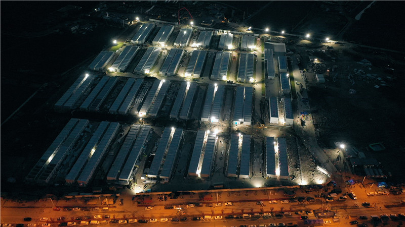 經(jīng)過9個晝夜施工,上海富長路健康中心(隔離救治點)啟動收治。陳夢攝