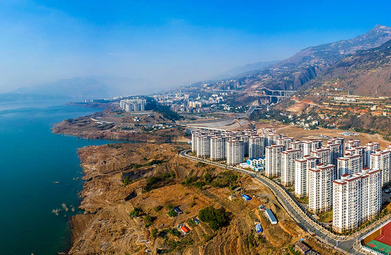 白鶴灘移民安置區，半邊江水半邊城。 柴峻峰攝