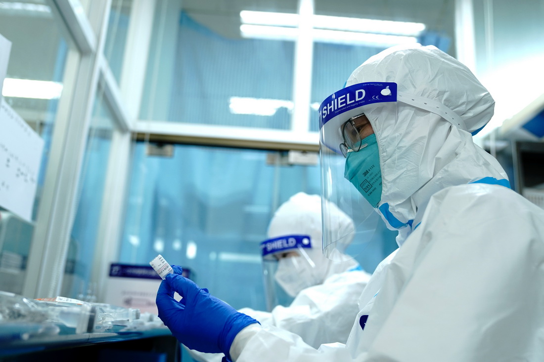 4月20日，在復旦大學附屬閔行醫院急診搶救室，醫護人員在配藥。