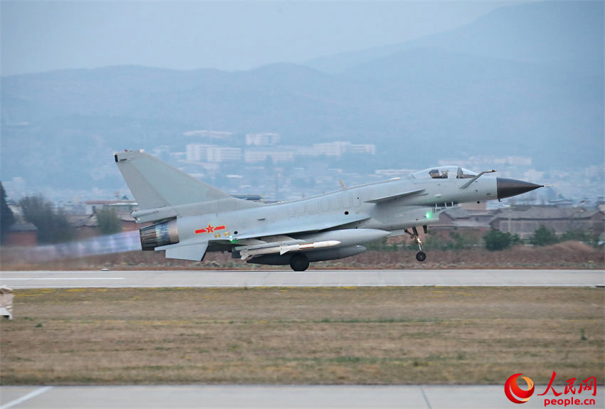 戰(zhàn)機(jī)加力升空。