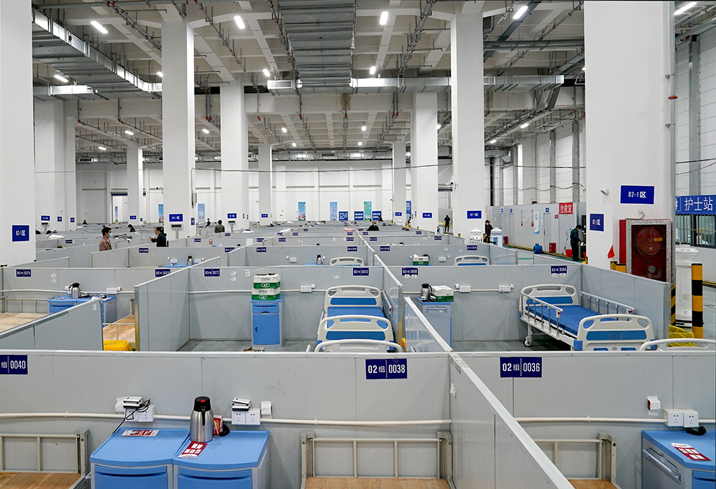 4月21日，臨港方艙醫院內的部分用床和隔間進行了升級改造。