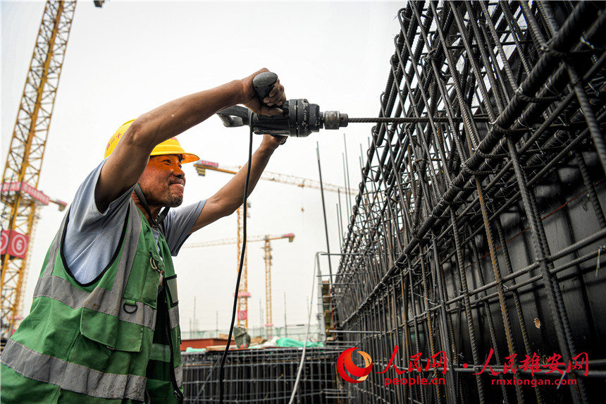 高溫下,堅守在雄安創新研究院科技園區項目現場的工人。中鐵十二局供圖