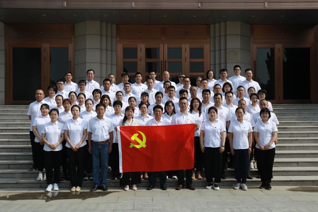 河北省地質實驗測試中心組織全體黨員到保定市烈士陵園開展紀念活動。作者供圖