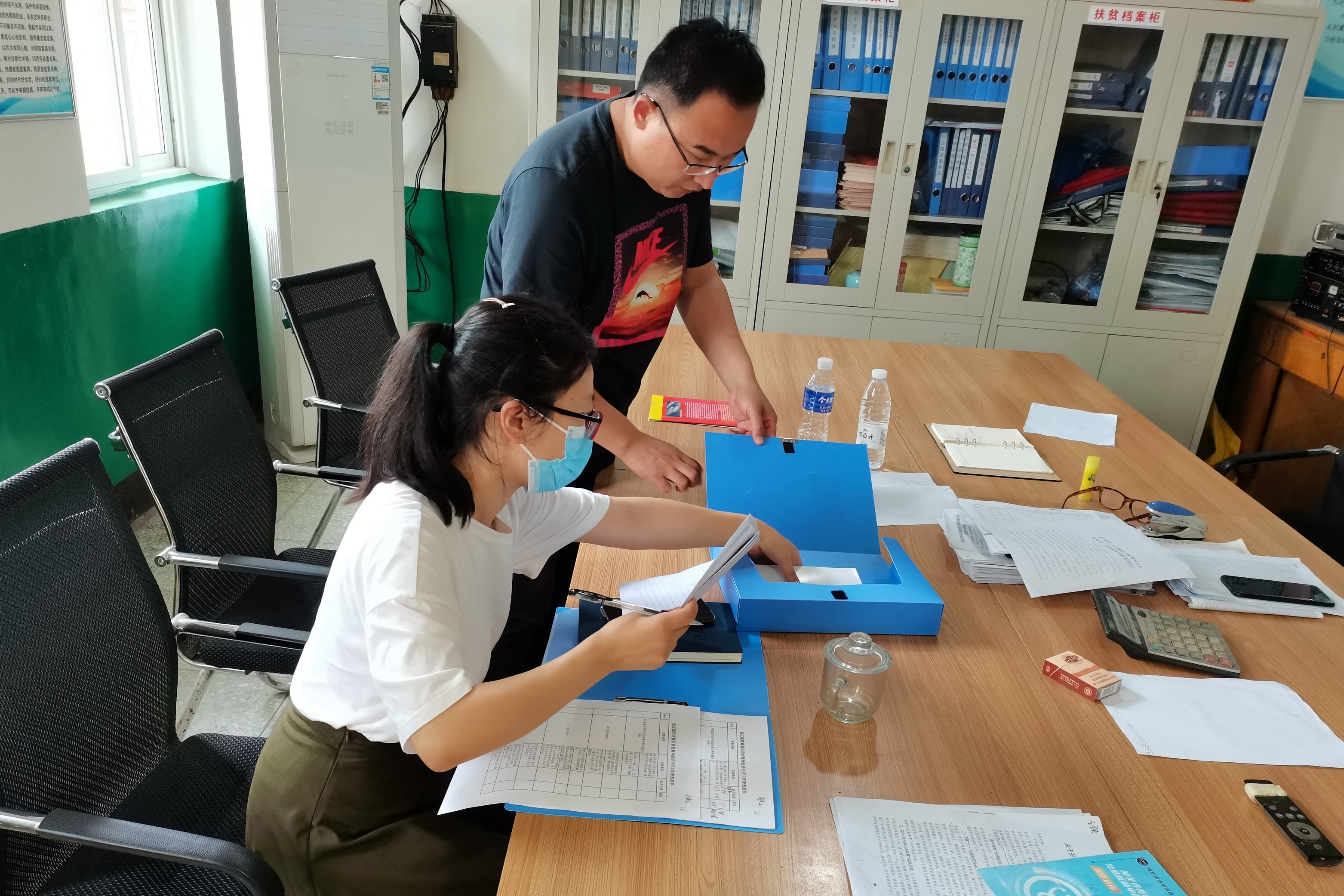 徐水區紀委監委第四監督檢查室聯合崔莊鎮紀委,督導崔莊鎮提級監督村王鐵莊村集體經濟合同檔案資料規范情況。吉文德供圖