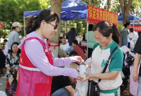 保定交通廣播“1048”救助平臺的志愿者在為考生家長發放愛心物品。受訪單位供圖