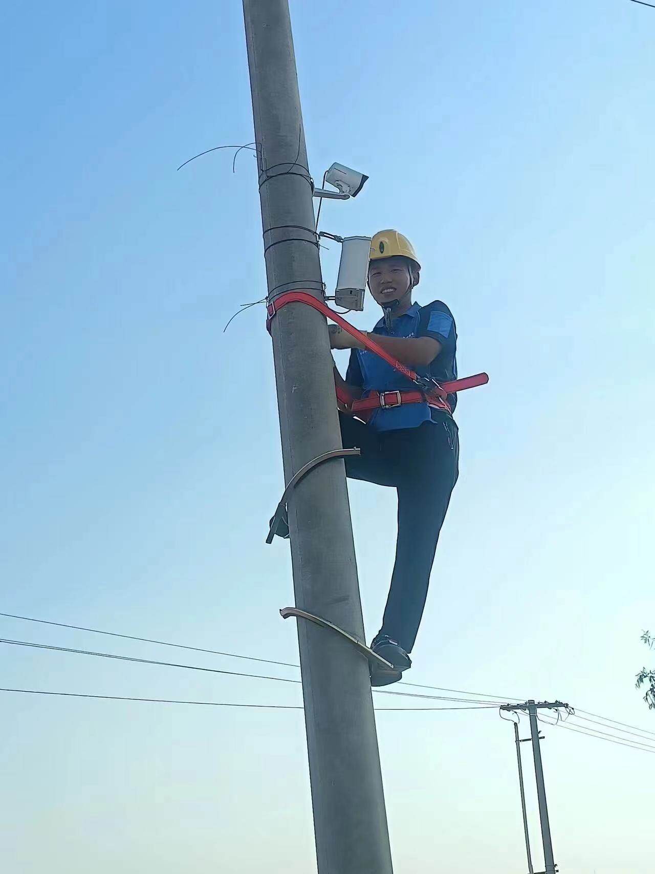 工作人員正在對設備進行維護。肖楠 攝