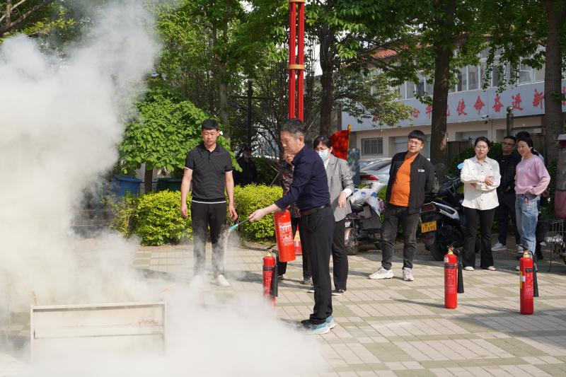 董捷所長滅火演練.jpg 董捷所長滅火演練.jpg