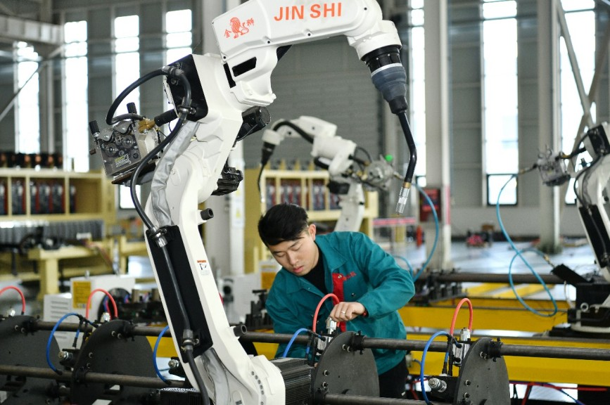 工人在位于任丘市的金獅智能機器人有限公司生產車間工作。苑立偉攝